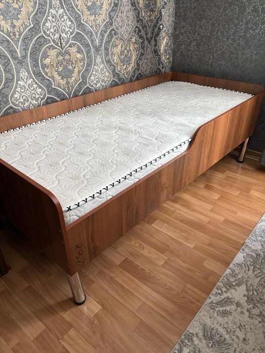 Кровать без матраса продам