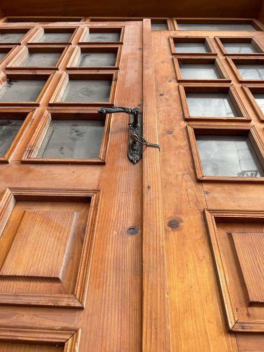 Ввъншна входна врата от масивно дърво