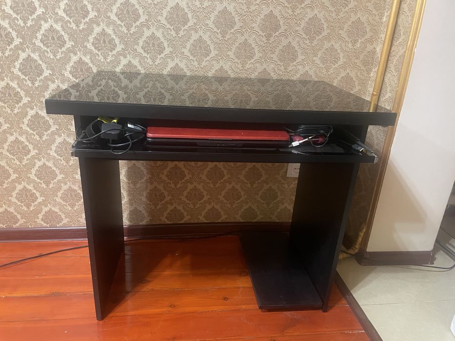 Продам компютерный столик со стекляной поверхностью