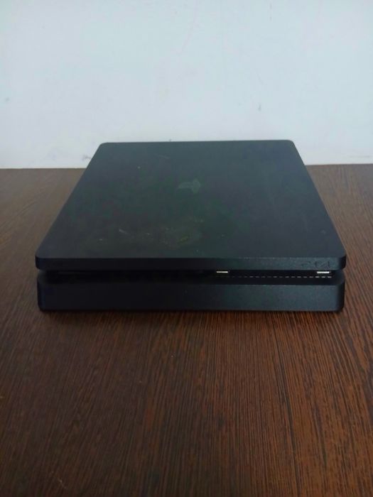 Vând PlayStation 4 Slim