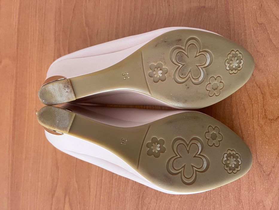 Елегантни бежови обувки на платформа