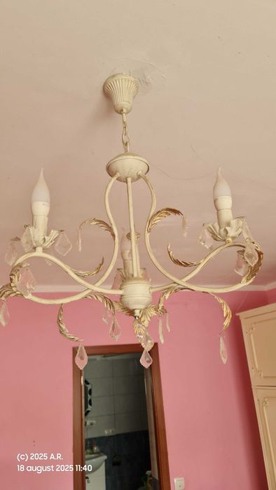 Lustra, culoare alba, 3 brate, in stare foarte buna.