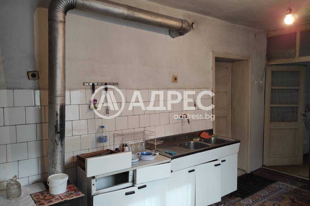 Продава се къща в кв. "Добровски"