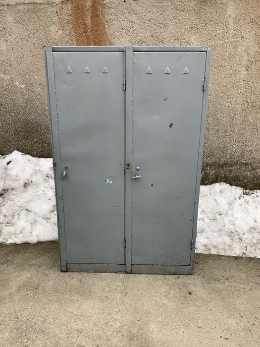 Dulap metalic rafturi