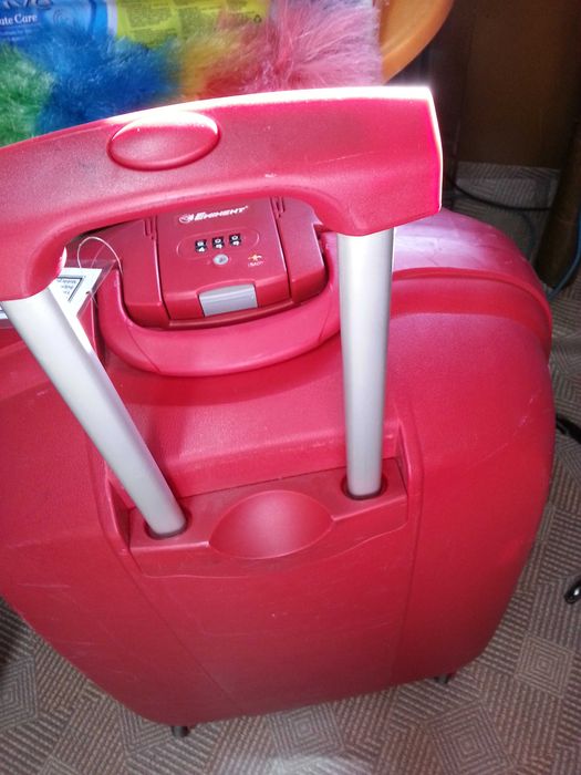 Продавам марков куфар EMINENT на колелца с код за заключване