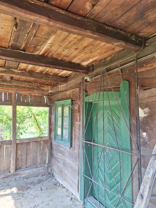 Casa de lemn vechi pentru relocare
