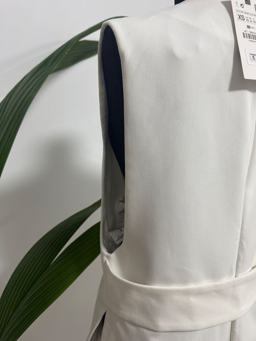 Costum alb cu vestă lungă și pantaloni split hem Zara mărimea XS