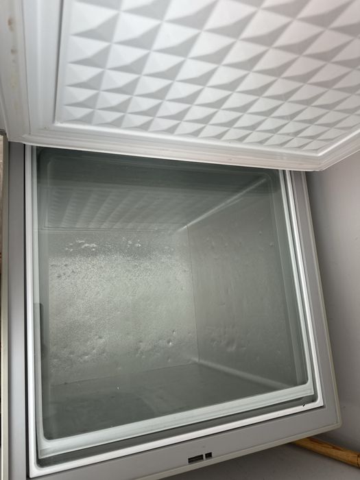 Морозильник и охлаждает