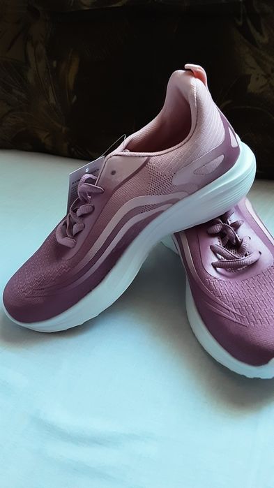 Adidași roz noi cu eticheta mărimea 39