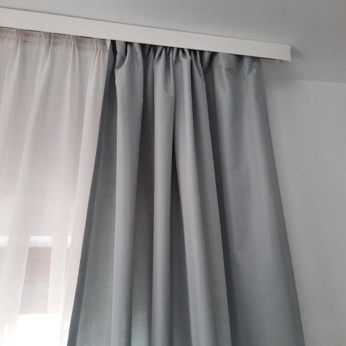 Draperii gri ca noi