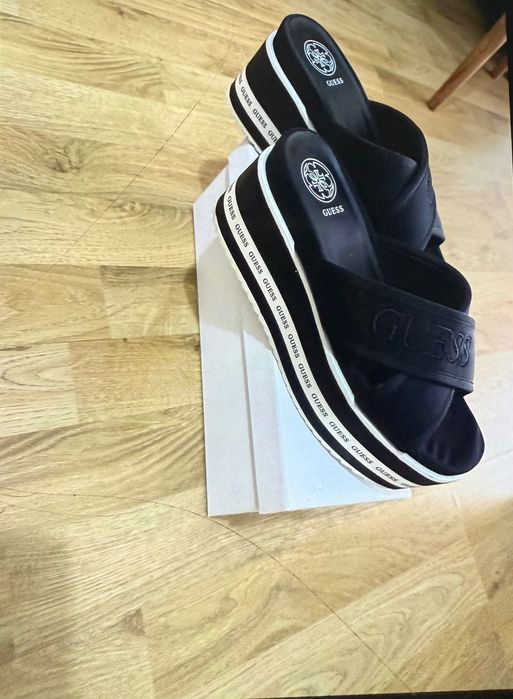 Vând papuci guess