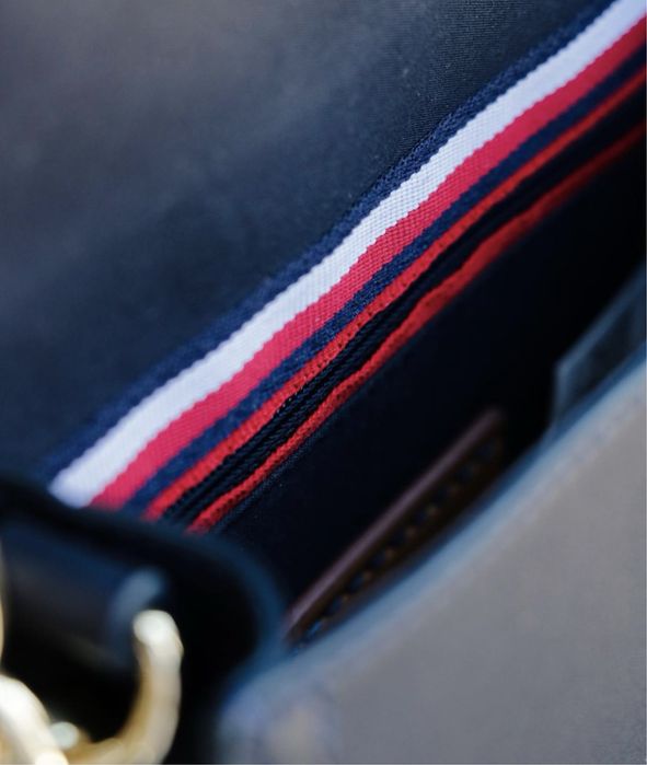 Мини-кроссбоди от Tommy