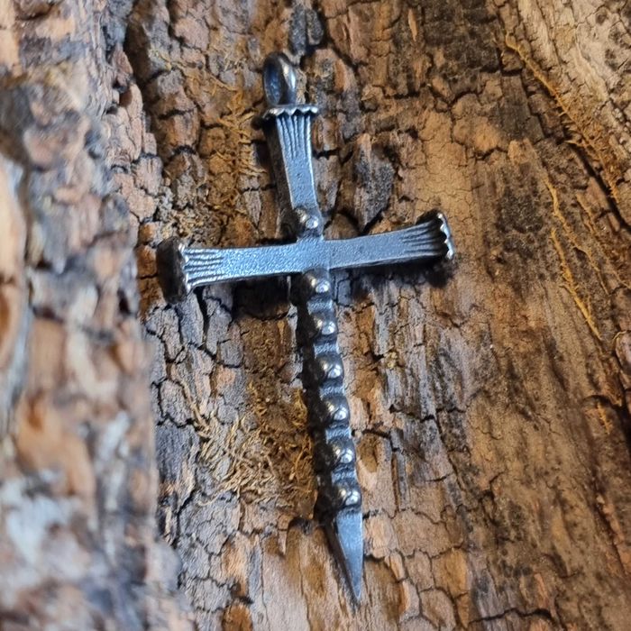 Готически ретро кръст с черепи