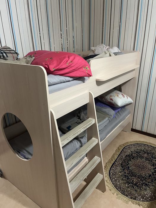 Продам двухярусную кровать детскую