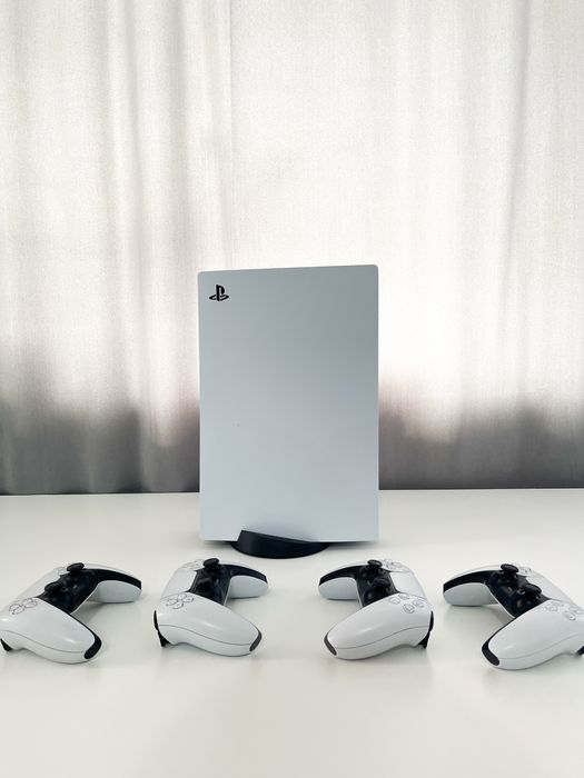 PlayStation 5 с дисководом + 4 контроллера DualSense 5 + диски
