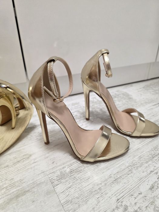 Чисто нови сандали на ток с чанта