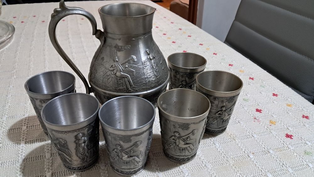 Carafa  0,7 l  si 6 pahare  din staniu cu acelas model