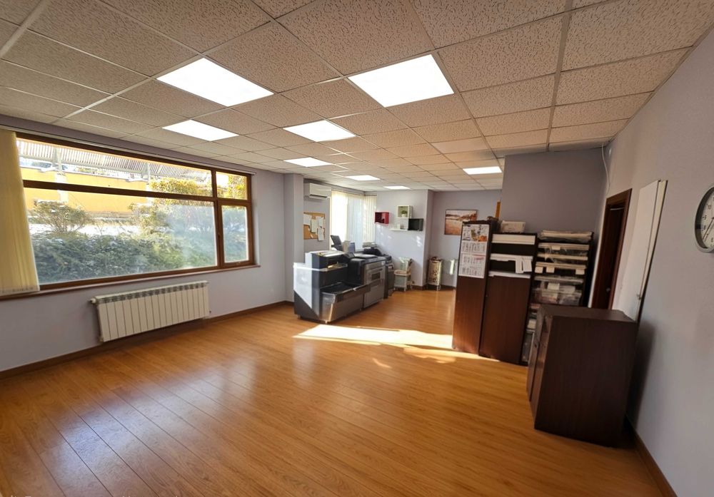 Завършен и обзаведен офис кв. Овча купел. Дворно пространство.