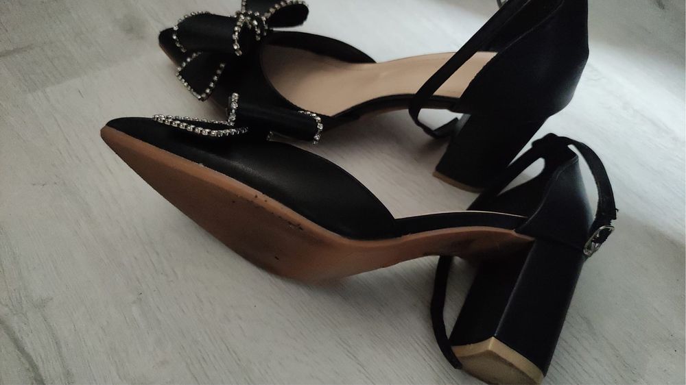 Vand aceasta pereche de pantofi superbi