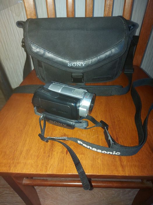 Видеокамера SONY DCR-SR220 с треногой