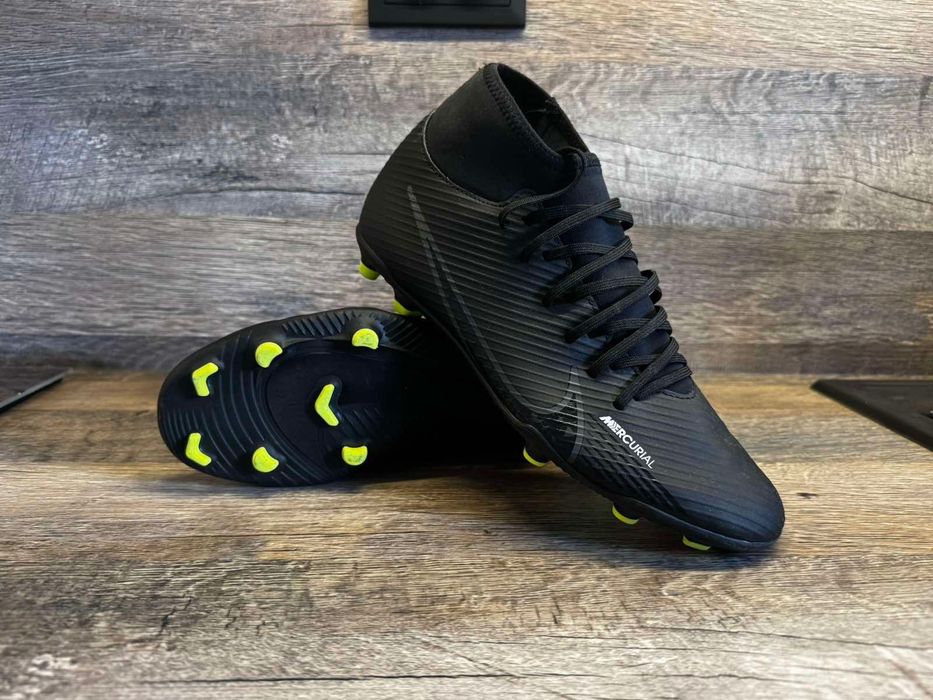 Футболни обувки Nike и Adidas