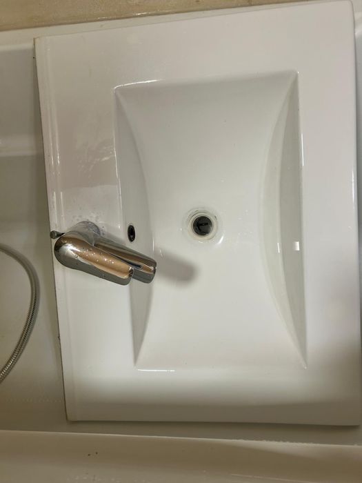 vand lavoar baie cu baterie