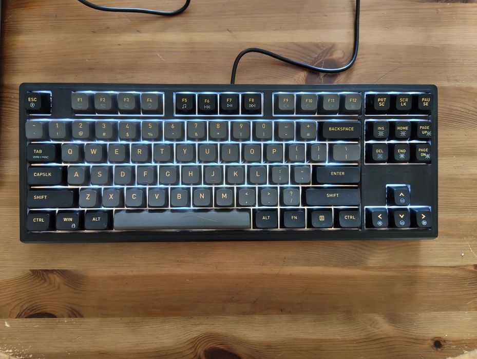 Vând tastatură mecanică hexgears m3 kailh brown + set pudding keycaps
