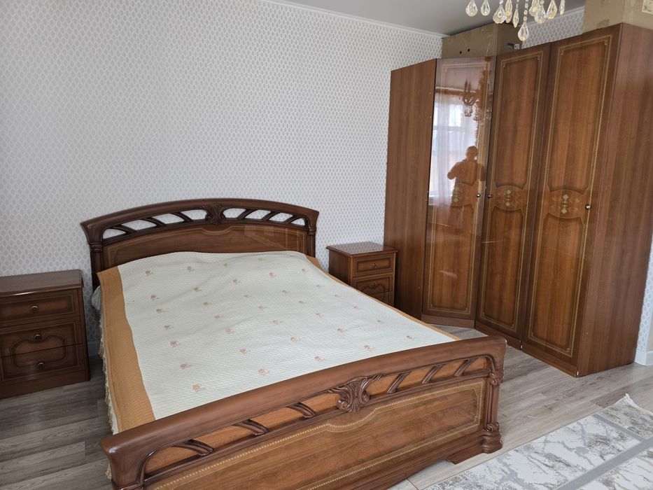 Продаю спальный гарнитур.