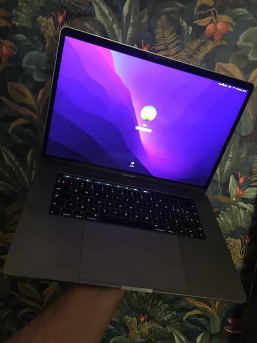 Macbook Pro 15 Inch Touchbar 16gb ram 256gb ssd i7 Amd radeon video