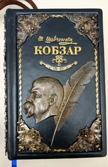 Книги в подарочнй упаковке.