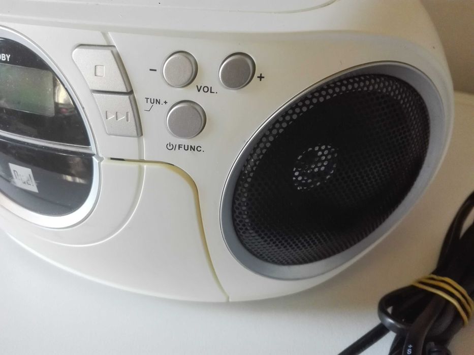 Радиокасетофон с CD и две къмпингови лампи.