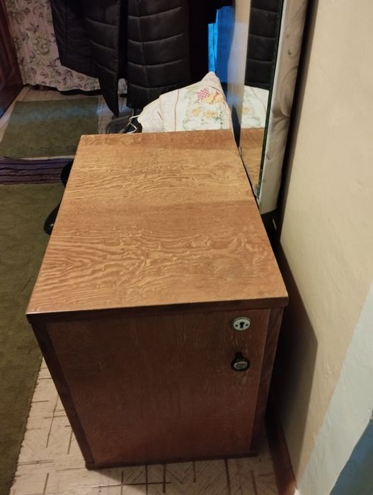 Тумбочка с полочками