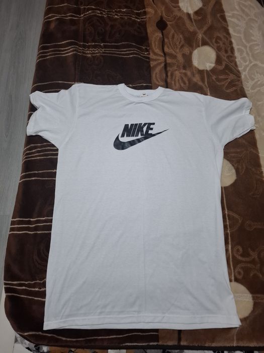 Vând tricou nike (nu este original) de 170-180cm (XXL)