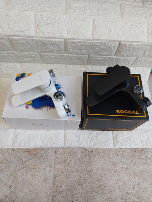 Душ батерий, черна и бяла.