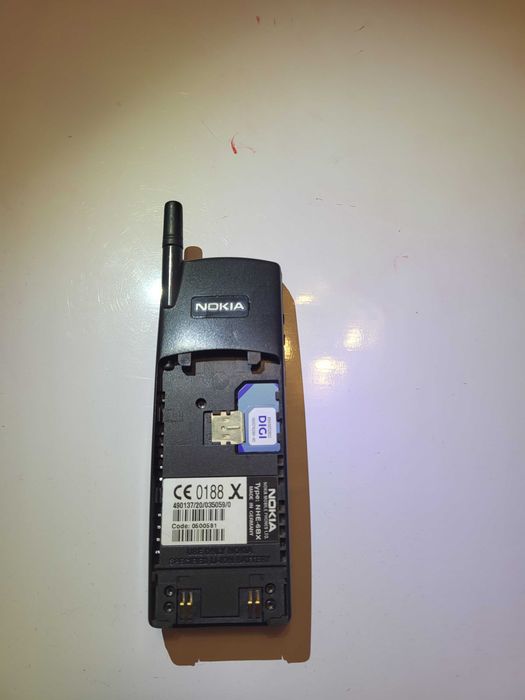 Telefon vechi cu butoane, Nokia 8110 (Banană)