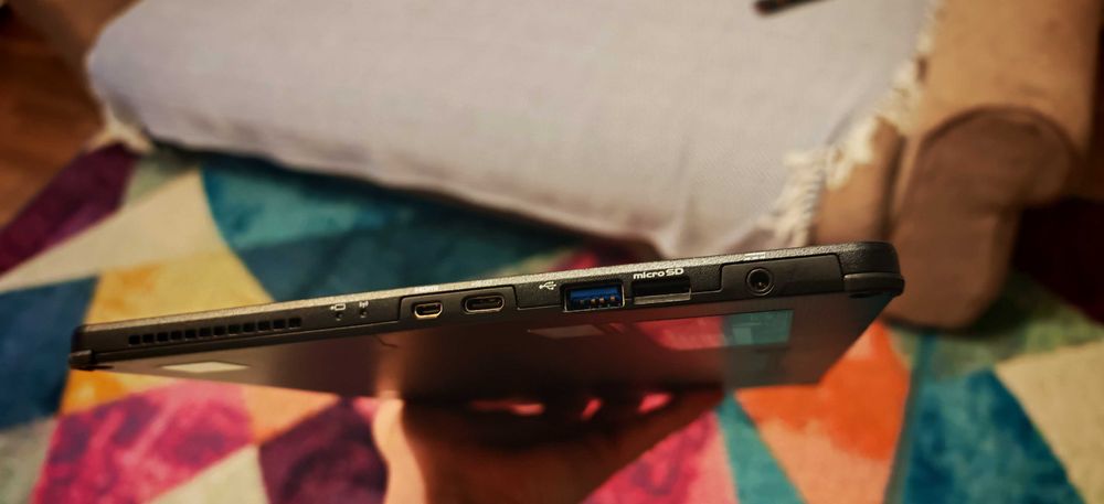 Laptop-tabletă 2 în 1 Fujitsu Stylistic Q738 i5-8350 8Gb ram 120Gb SSD