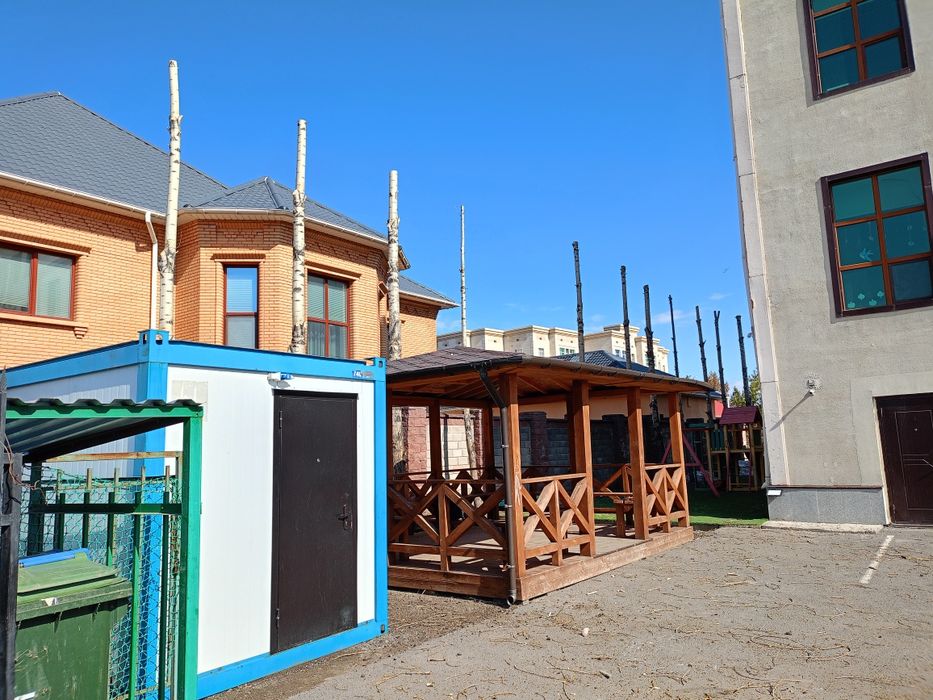 Спил дерево и клонирование санитарной обрезки.