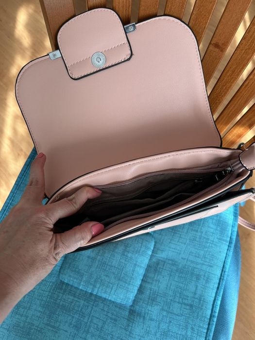 Дамска кожена чанта за рамо розова с дълга дръжка