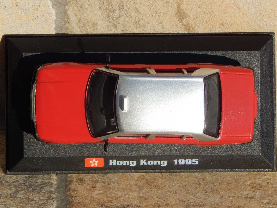Macheta Toyota Crown Comfort Hong Kong Taxi 1995 cu postament scara 1:43 Amercom