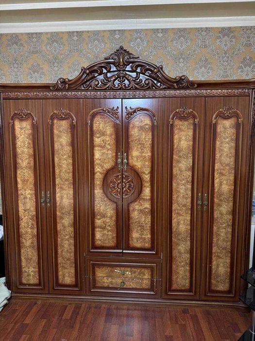 Спальная кровать шкаф трюмо и 2 тумбы и матрас