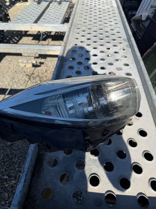 Far deeapta xenon bmw seria 3 gt f34 cu urechi rupte