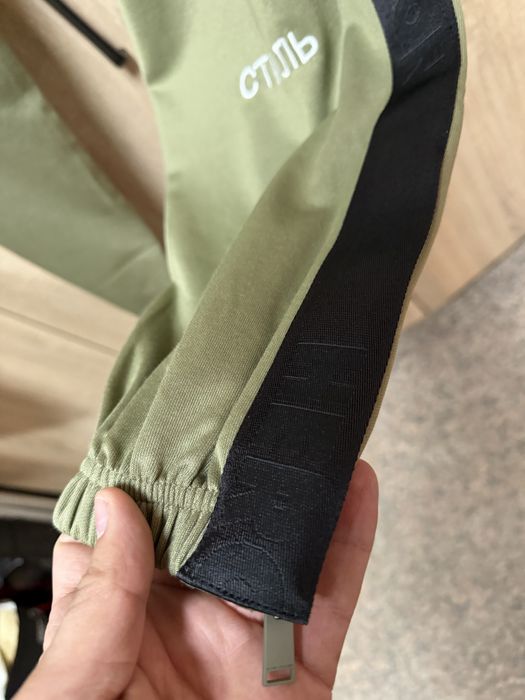 Vand pantaloni Heron Preston.