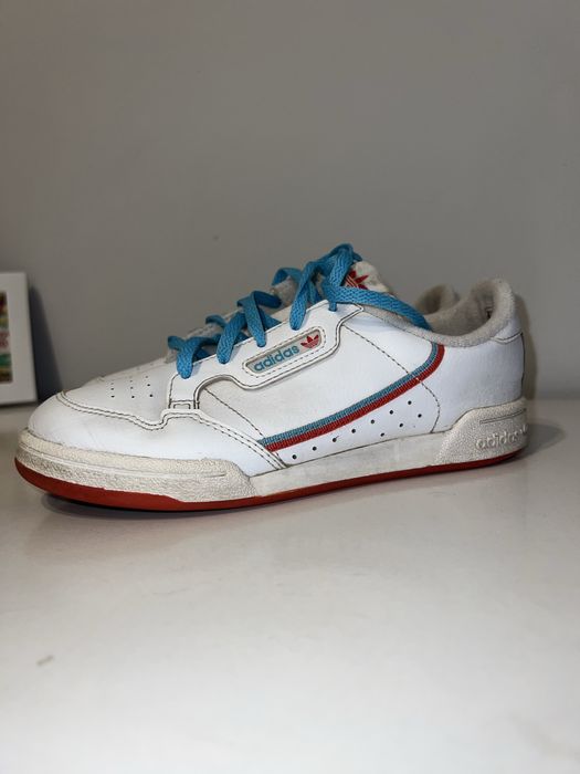 Кроссовки adidas.