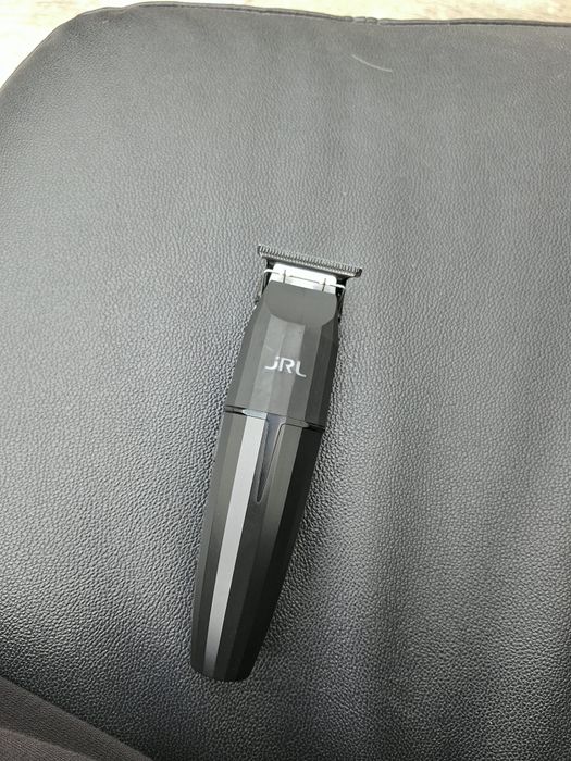 Trimmer JRL Onyx 
Folosit ~6–7 luni, taie curat, lama nu m