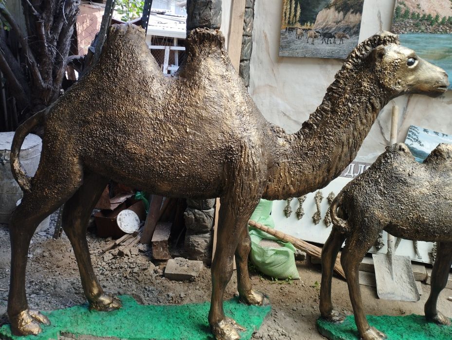 Скульптура из бетона верблюдица с верблюжонок в наличии