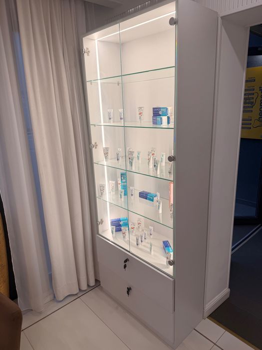 Vitrina iluminata prezentare produse