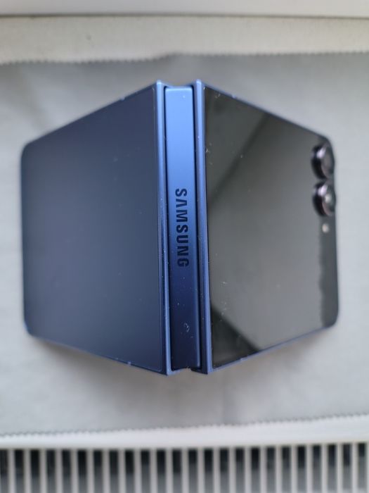 Vând Samsung Z Flip 7