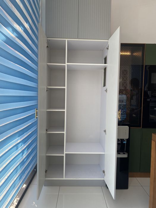 продаётся шкаф для прихожки. обрацец витрина.