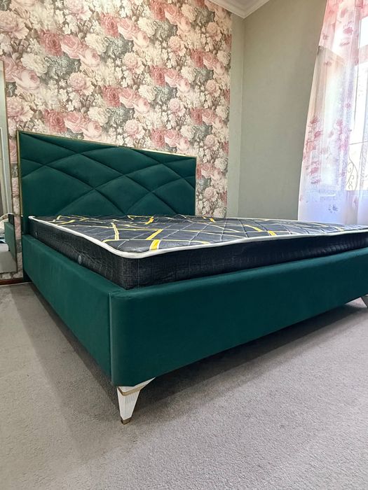 Продаю кровать с матрасом размер 180Х200