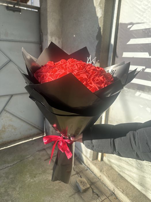 Уникален букет от червени рози